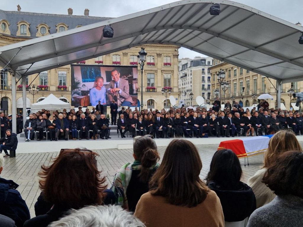 Place Vendôme, nous rendons hommage à l'homme de loi dont le cercueil trône à la vue de tous et toutes, nappé du drapeau tricolore.