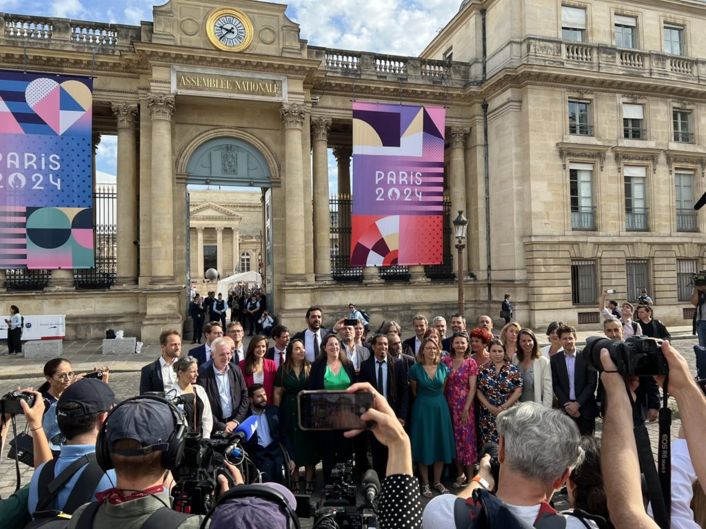 Devant l'Assemblée nationale