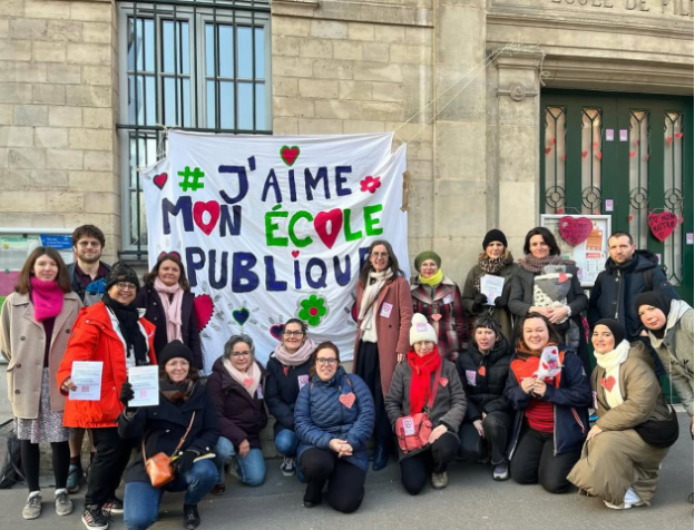 Mobilisation devant une école